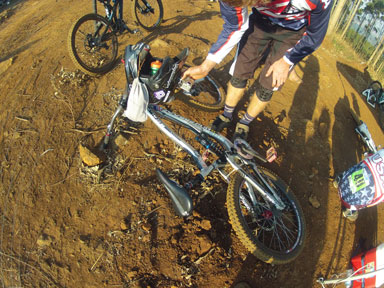 USA DH Junior Luca Cometti  removing go pro from bike frame