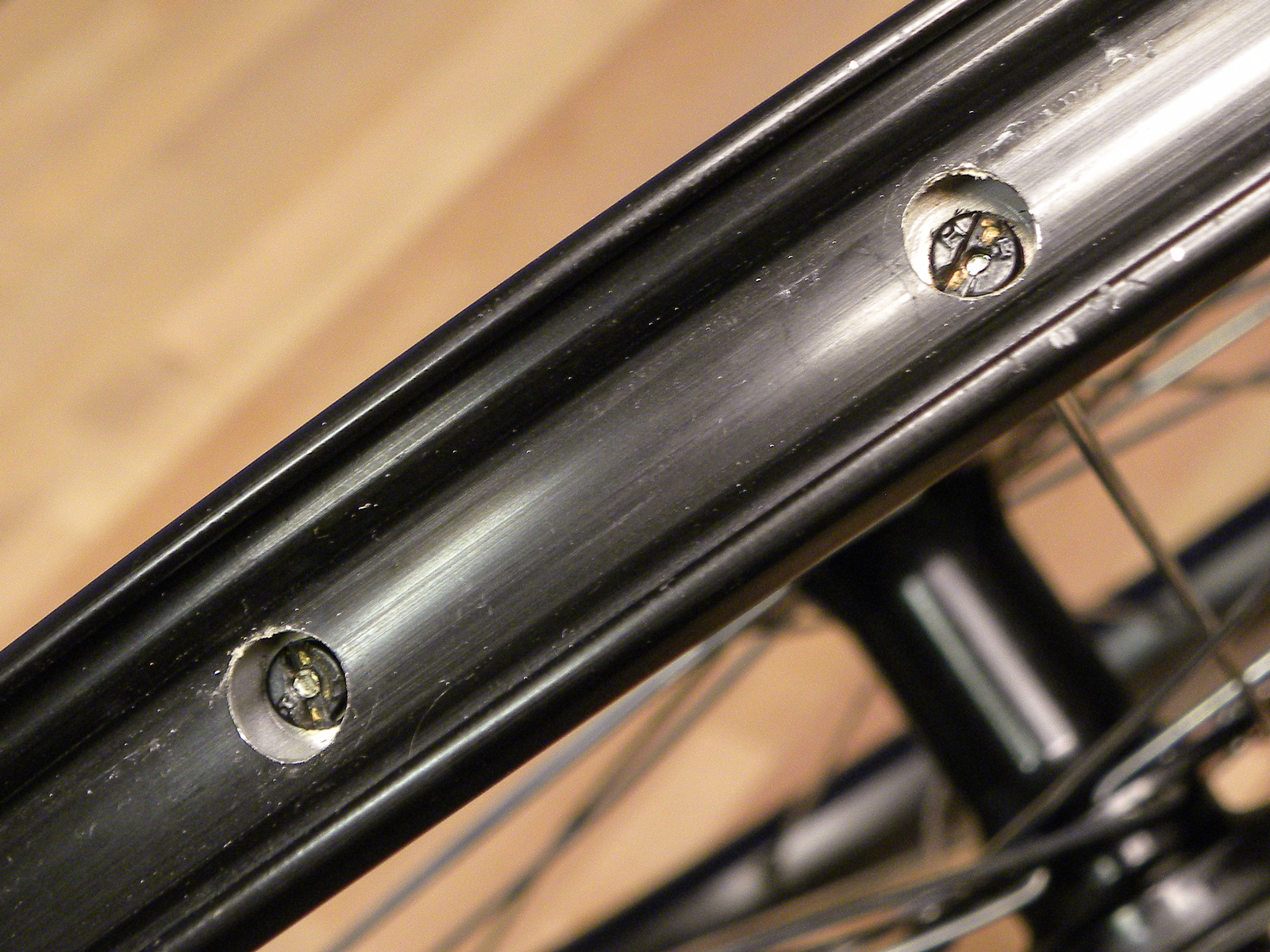 Nipple-to-spoke-end engagement differences on a front disc wheel