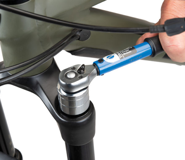 Park Tool FR-5.2 securing RockShox® fork top cap using TW-5.2 torque wrench and 1" socket, click to enlarge