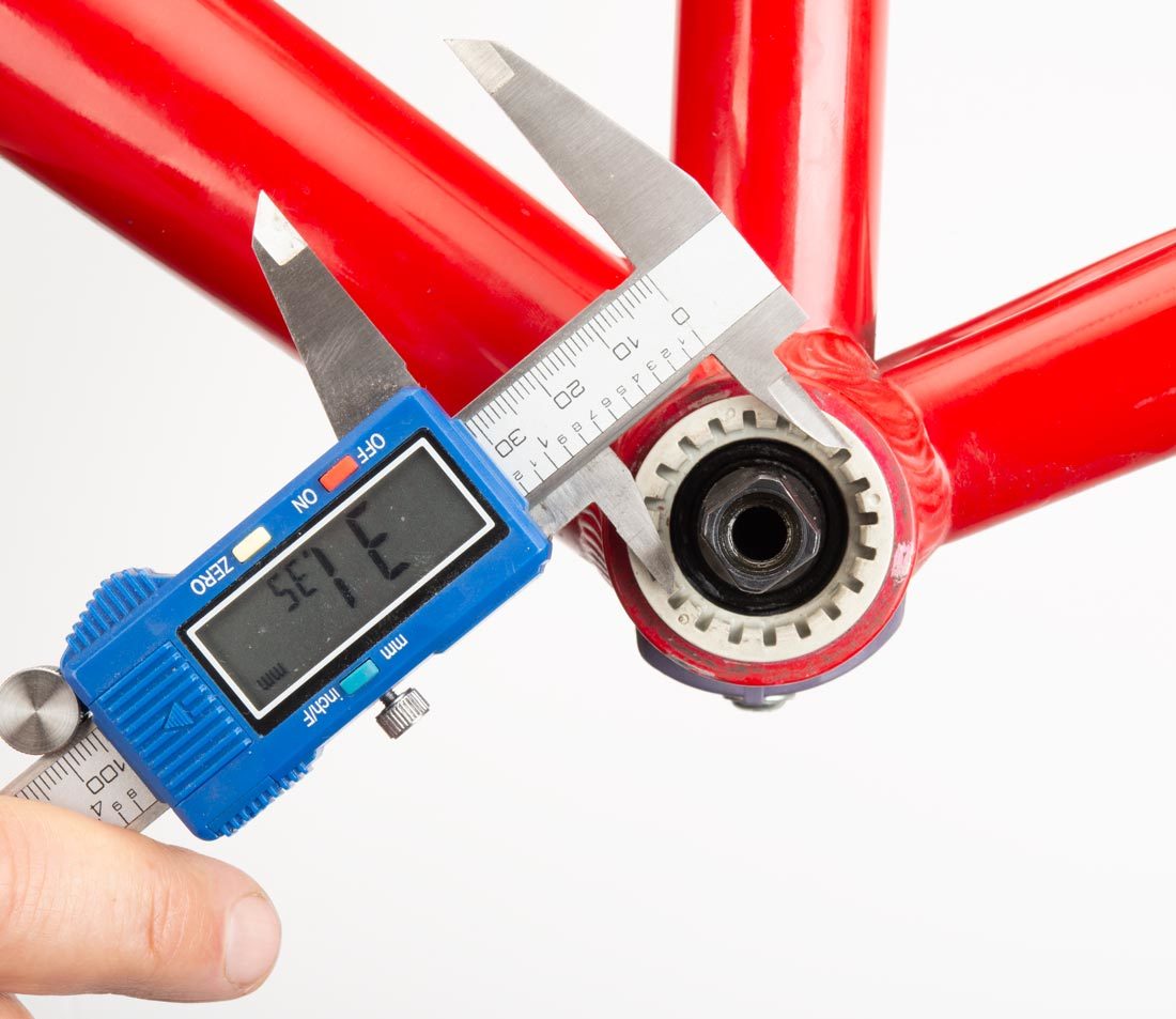 Digital caliper measuring overall diameter for bottom bracket with internal tool spline fittings
