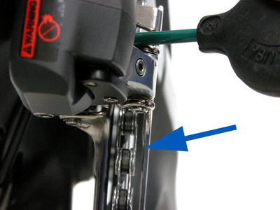 Figure 35. Sight gap from chain to cage while setting H-limit screw