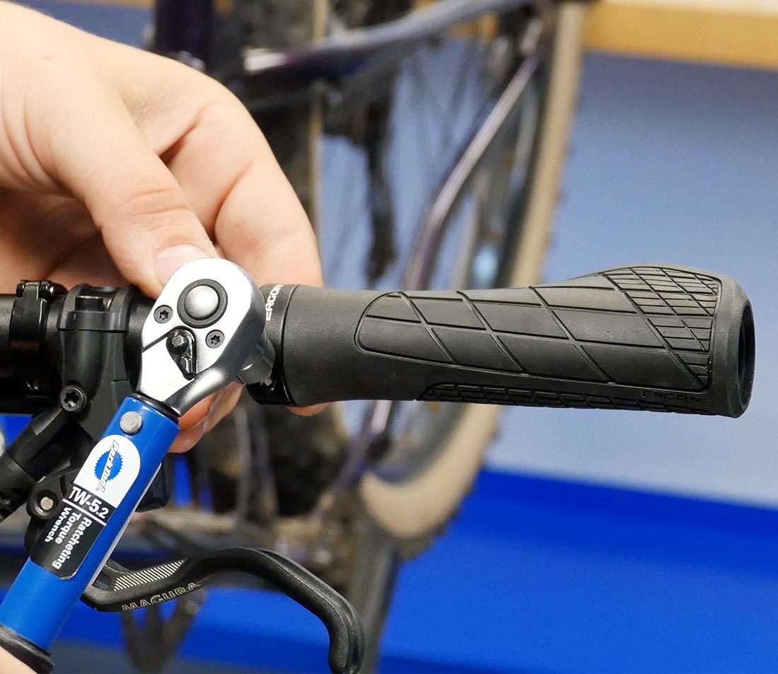 Dilwe Bicycle Grips 1 Pair Anti-Slip Sponge Handlebar Grip Lock-on Ring Cycling Mountain Road Bikes