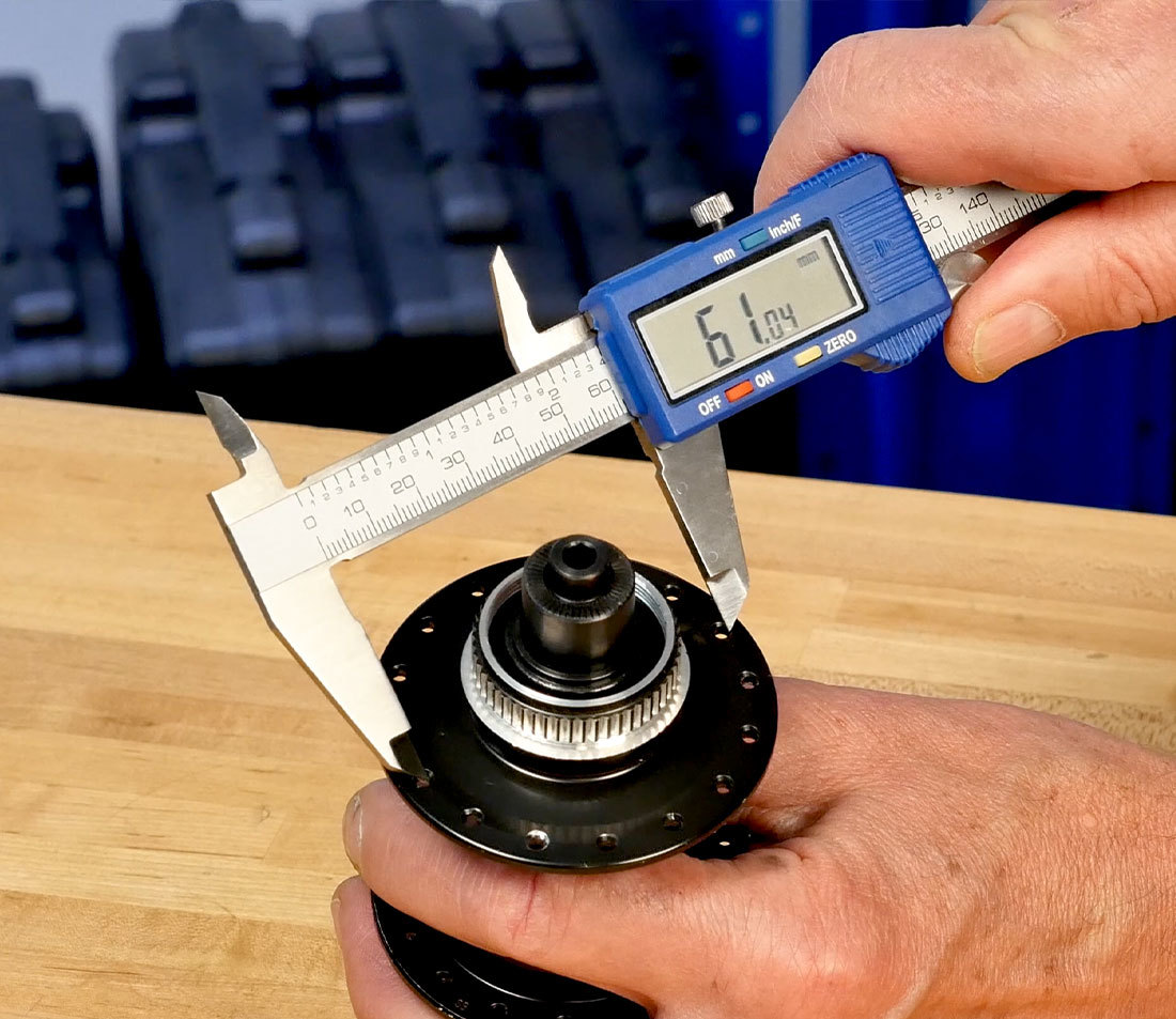 Measuring the flange diameter of a hub with a digital calipers