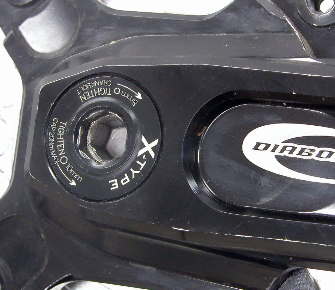 Race Face® self-extracting and retaining ring. Notice arrow to tighten ring counter-clockwise