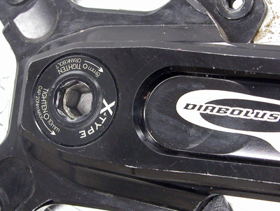 Race Face® self-extracting and retaining ring. Notice arrow to tighten ring counter-clockwise